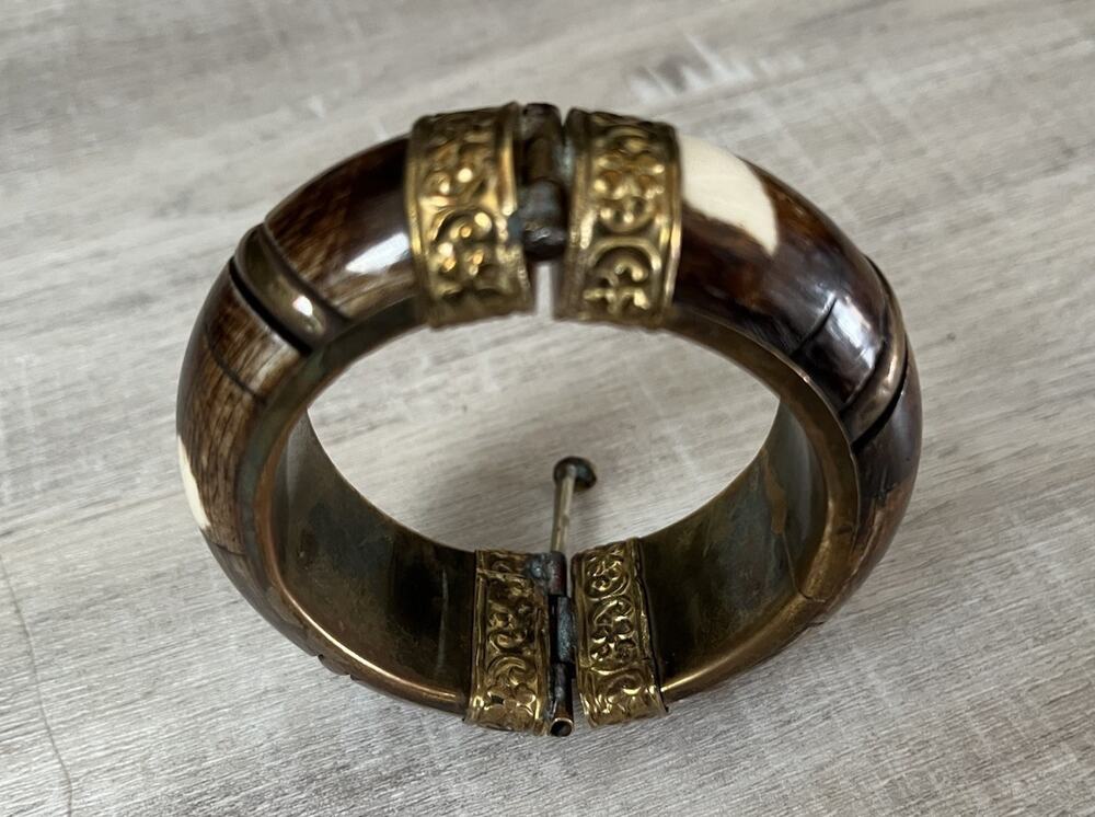 VTG 70s Bangle Bracelet Horn Bone Brass Pin Closure Hinged Chunky Brown Cream 1”